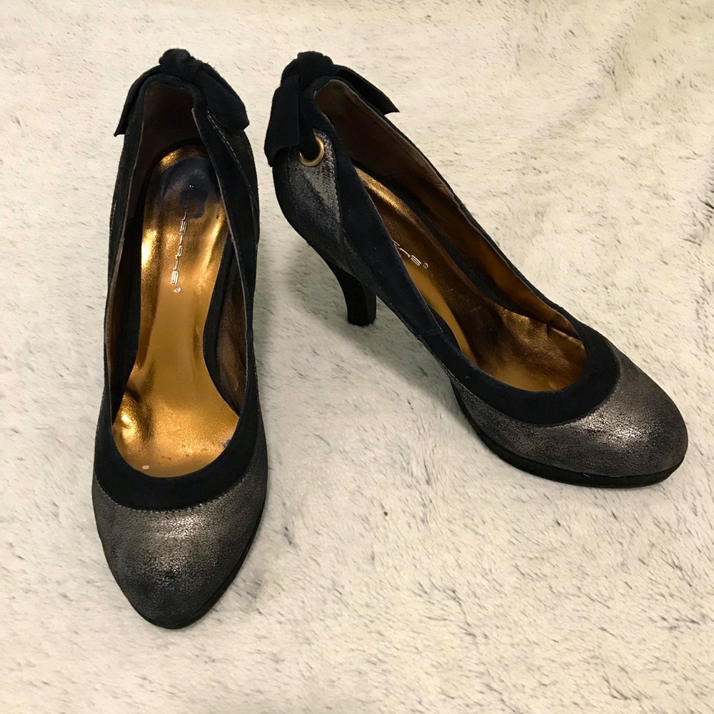 Unique 2-tone heels with bow